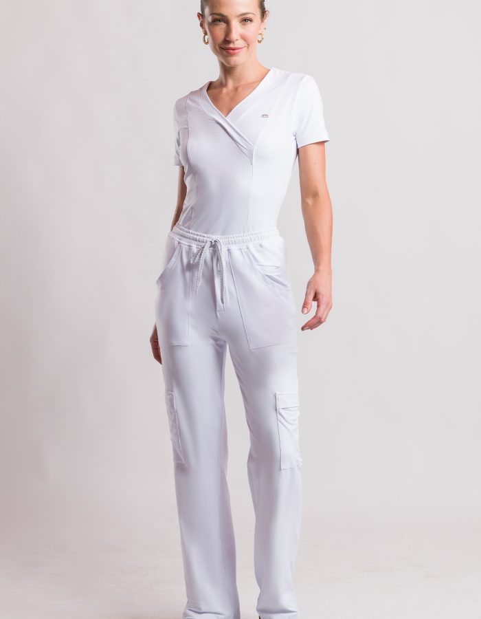 Conjunto coach blanco.